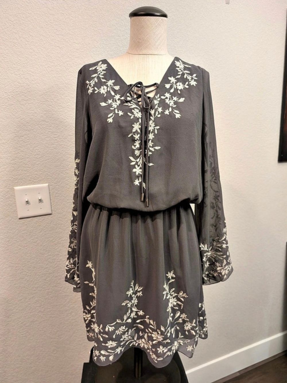 White House Black Market Floral Mini Dress Gray Size 0 Boho Embroidery Of